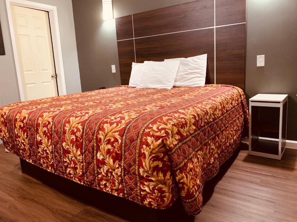 King Room - Non-Smoking interior